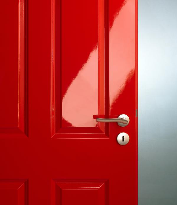Zimmertür saniert und rot lackiert